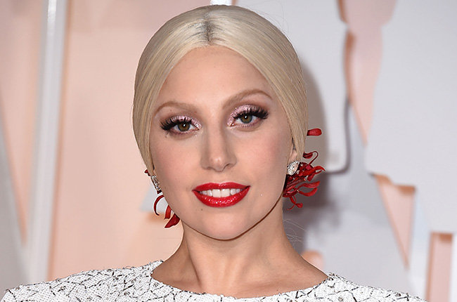 Lady Gaga si denuda anche per Marina Abramovic