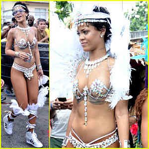 Rihanna in costume di strass per il carnevale barbadiano